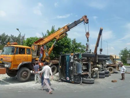 Xe tải lật nhào gây kẹt xe nghiêm trọng