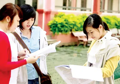 Thí sinh thi vào Trường CĐ Văn hóa nghệ thuật & Du lịch Sài Gòn trao đổi sau giờ thi môn Địa lý. Ảnh: MAI HẢI