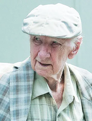 Csatary trên bìa tờ The Sun (Anh).