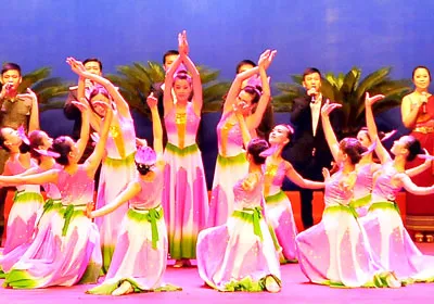 Biểu diễn văn nghệ kỷ niệm 50 năm ngày thiết lập quan hệ ngoại giao Việt Nam - Lào tại Hà Nội.