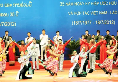 Nghệ sĩ hai nước biểu diễn văn nghệ tại lễ mít tinh kỷ niệm 50 năm ngày thiết lập quan hệ ngoại giao Việt Nam - Lào ở Hà Nội. Ảnh: Minh Điền