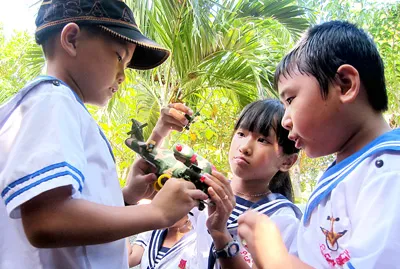 Các em bé tại đảo thích thú với chiếc máy bay đồ chơi vừa được tặng.