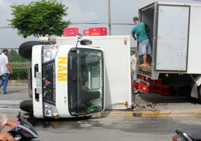 Xe tải chở bia lật nghiêng trên đường