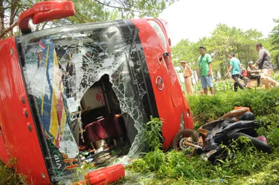 Xe khách lật trên quốc lộ 14, một người chết,10 người bị thương