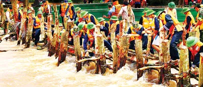 Bộ đội Hải quân 962 chống lũ ở An Giang.