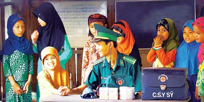 Quân y biên phòng An Giang khám bệnh cho trẻ em dân tộc Chăm.