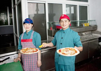 Người dân Bình Nhưỡng được làm quen với các món ăn phương Tây như pizza, khoai tây chiên...