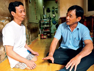 Anh Trần Trọng Ân thăm hỏi thương binh Phạm Văn Tân, thương binh đặc biệt 1/4 và chia sẻ kinh nghiệm làm giày.