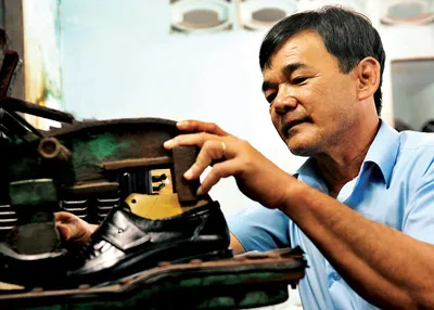 Bên máy ép từ những ngày đầu khởi nghiệp.