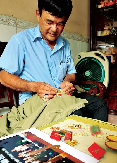 Chuẩn bị tham dự lễ kỷ niệm nhân ngày Thương binh liệt sĩ. Đường Loan. Ảnh: Việt Dũng