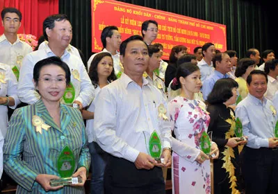 Tuyên dương điển hình học tập và làm theo tấm gương đạo đức Hồ Chí Minh của Đảng bộ khối Dân - Chính - Đảng TPHCM. Ảnh: Việt Dũng