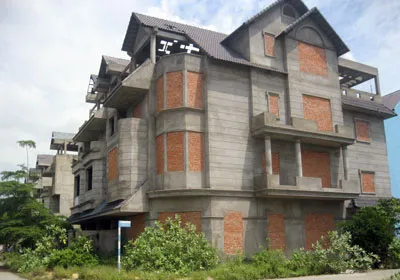 Nhà xây thô bỏ hoang tại Khu dân cư Khang An, quận 9, TPHCM.