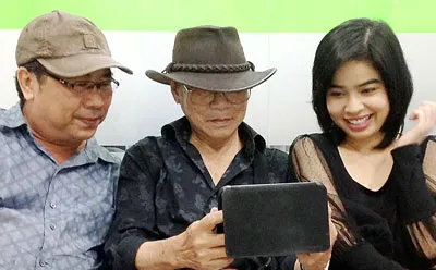 Đạo diễn Lê Hoàng Hoa (giữa) và đoàn làm phim Không thể ngừng yêu.