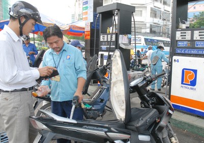 Petrol prices have again increased by VND900 a liter from August 1 (Photo: SGGP)