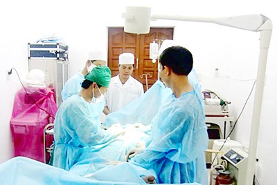 Team of doctors operating on Du ( Photo: SGGP)