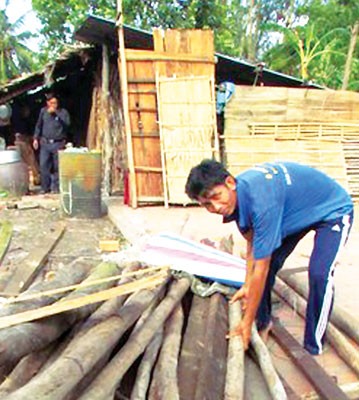 A man rebuilds his house in Vinh Long Province (Photo: SGGP)