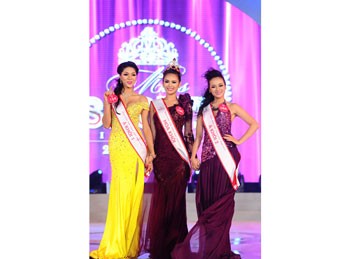 Lai Huong Thao (C), was crowned ‘Miss Sport 2012’ while the first and second runners-up were Duong Thi Ha Giang (L) and Giang Thi Chuong (R) (Photo: Vnexpress)