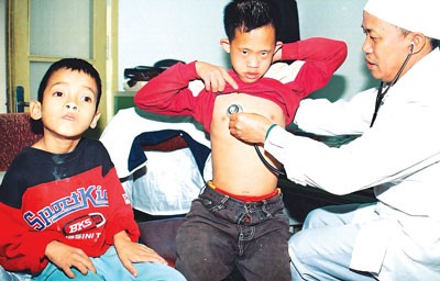 Agent Orange child victims receiving a medical check-up at the Huu Nghi (Friendship) Village in Hanoi (Photo: Sggp)