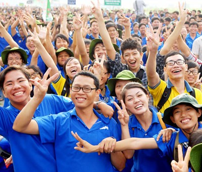 Youth volunteers take part in a charity walk in District 7. (Photo: SGGP)