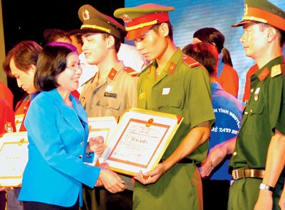 Nguyen Thi Thu Ha, deputy secretary of the HCMC Party Committee (L) gave certificates of merit to organizations and individuals who made outstanding contributions in the campaign. (Photo: SGGP)