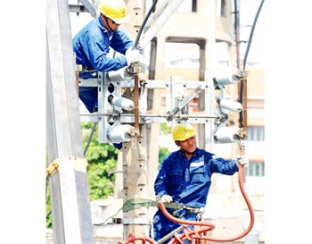 The electricity system is currently working on overload in Vietnam (Photo: SGGP)