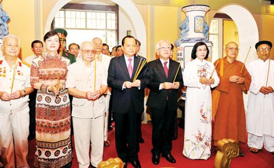 City leaders offer incense at Ton Duc Thang Museum (Photo: SGGP)