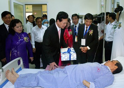 PM Dung speaks to a patient in the new facility after the inauguration (Photo: Gov’t website)