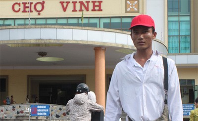 Ngo Van Thuan works in Vinh Market to support his family and dreams of studying in the Army School