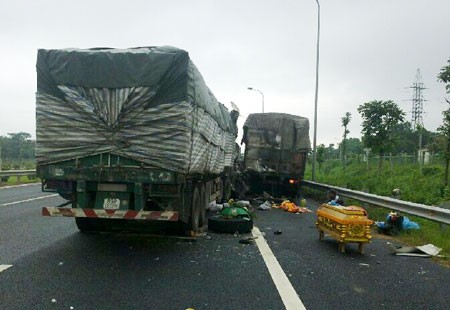 A traffic accident in a highway in Hanoi (Photo: Phap Luat Newspaper)
