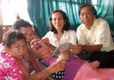 Trao tiền bạn đọc giúp bệnh nhân Nguyễn Thị Hồng Gấm