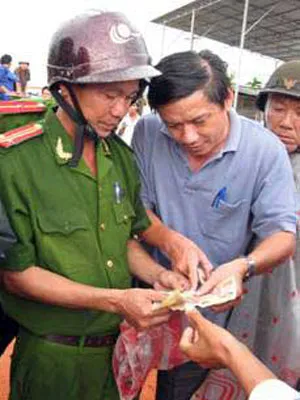 Phát hiện một va li tiền ven quốc lộ 1A