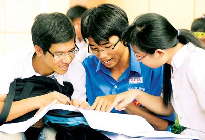 Thí sinh dự thi vào Trường Đại học Khoa học Tự nhiên TPHCM trao đổi sau giờ thi môn sinh vật. Ảnh: Mai Hải