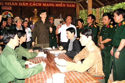 Xem tượng sáp mô phỏng cuộc họp chỉ huy ở Chiến khu Đ.