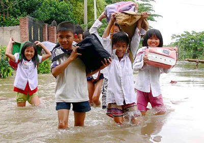 Đường tới trường của học sinh vùng lũ còn rất gian nan.