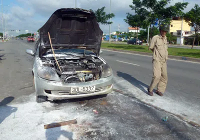 Hai xe ôtô bốc cháy