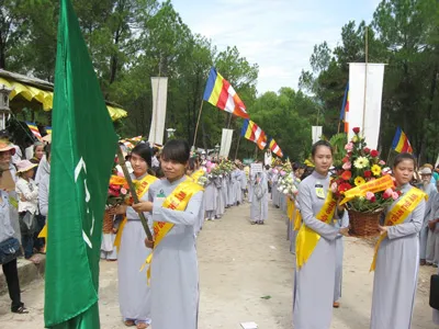 Hàng vạn du khách về dự lễ hội Quán thế âm bồ tát tại núi Tứ Tượng