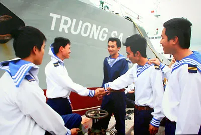 Trao tặng 64 bức ảnh về Trường Sa