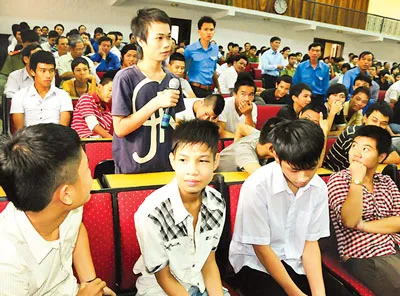 Thanh thiếu niên chậm tiến trong buổi gặp gỡ lãnh đạo Thành ủy TP Đà Nẵng ngày 12-7-2012. Ảnh: NGUYỄN HÙNG