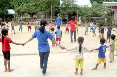 Tổ chức trò chơi giao lưu cùng các em thiếu nhi xã A Ting.