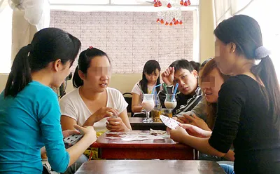 Bài bạc trong quán cà phê