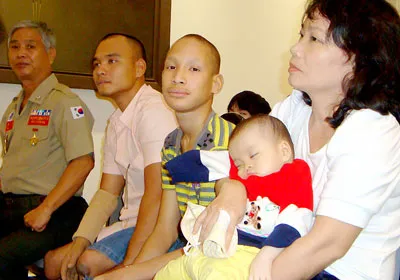 Các nạn nhân chất độc da cam tại Làng Hòa Bình.