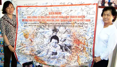 Hàng ngàn chữ ký ủng hộ nạn nhân chất độc da cam.