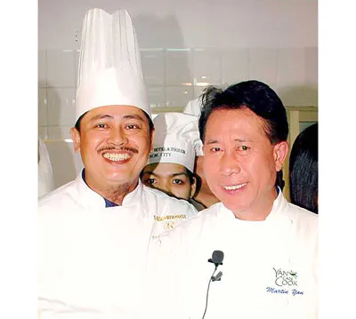Võ Văn Anh (trái) cùng đầu bếp danh tiếng Martin Yan.