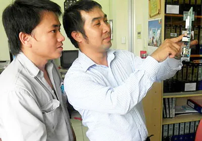 Nguyễn An Quỳnh (bìa phải) đang hướng dẫn nhân viên sử dụng thành quả sáng kiến của mình.