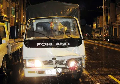 Gia Lai: Nhậu xỉn, lái xe chui tọt vào gầm xe tải