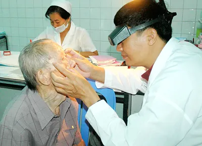 Về việc tăng viện phí,Viện sĩ,bác sĩ Dương Quang Trung: Không thể phó mặc người nghèo