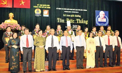 Lãnh đạo TPHCM và Tổng Liên đoàn Lao động Việt Nam chúc mừng những điển hình đoạt Giải thưởng Tôn Đức Thắng. Ảnh: Việt Dũng