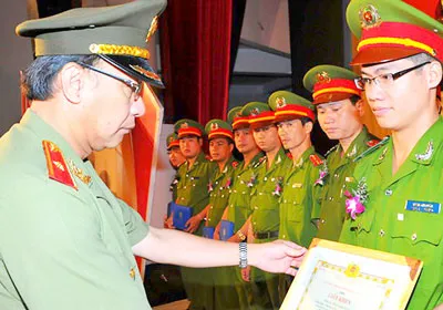 Nỗ lực sửa mình để dân tin