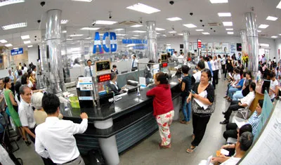 Quang cảnh giao dịch tại Hội sở Ngân hàng Thương mại Cổ phần Á Châu chiều 21-8-2012. Ảnh: CAO THĂNG