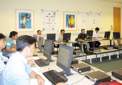 Cán bộ Trung tâm tập huấn vận hành DCC tại Hà Lan